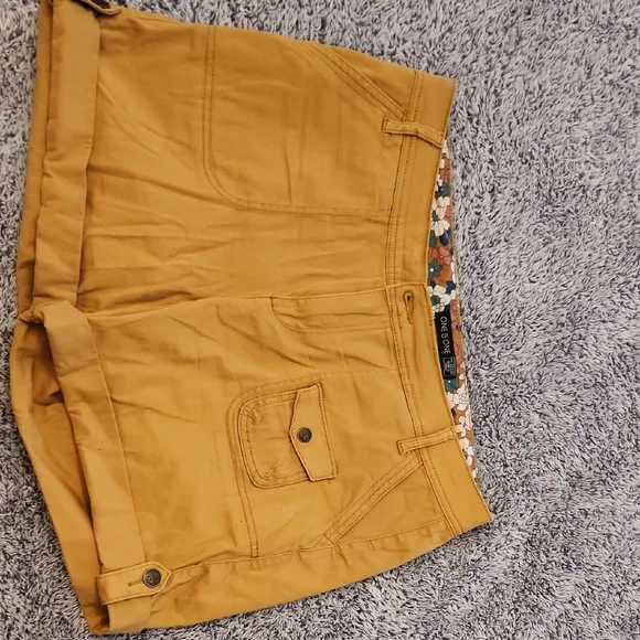 One Teaspoon Mustard Cargo Shorts - Picture 1 of 4